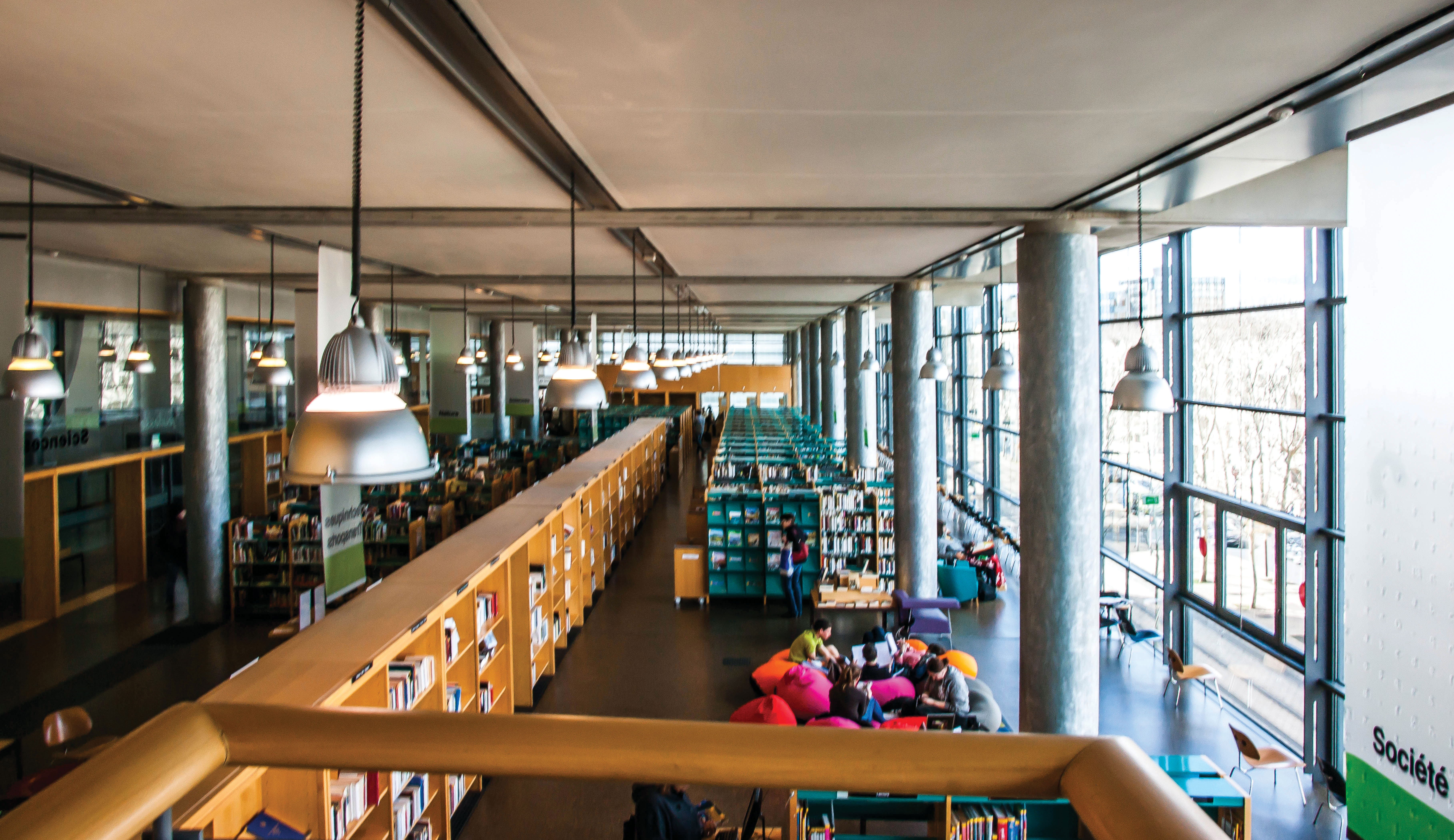 Médiathèque centrale de l’agglomération de Montpellier (Chemetov et Huidobro, 1995-1999). Une des salles de lecture.