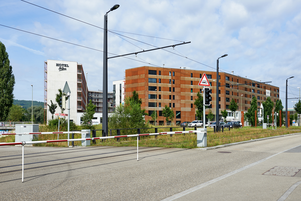 Der Bahnlinie zeigt die Siedlung ihre rostige Fassade.