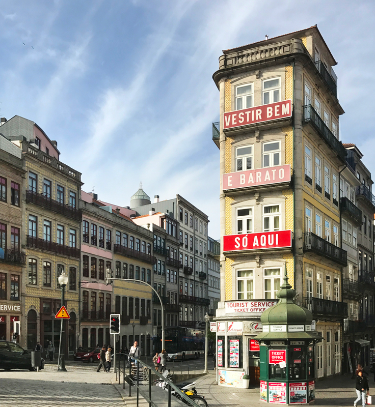 Der Praça de Almeida Garrett, mitten im Zentrum von Porto, ist nach einem bekannten portugiesischen Schriftsteller benannt, der in der Nähe geboren wurde.