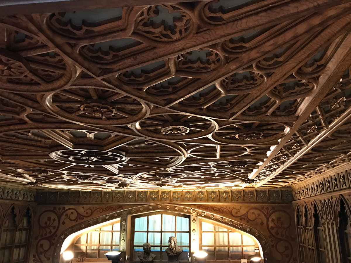 Die Buchhandlung Livraria Lello in der Rua das Carmelitas wurde von Xavier Estves erbaut. Besonders schön sind die verzierte Decke und eine geschwungene Treppe, die mitten im Raum steht.