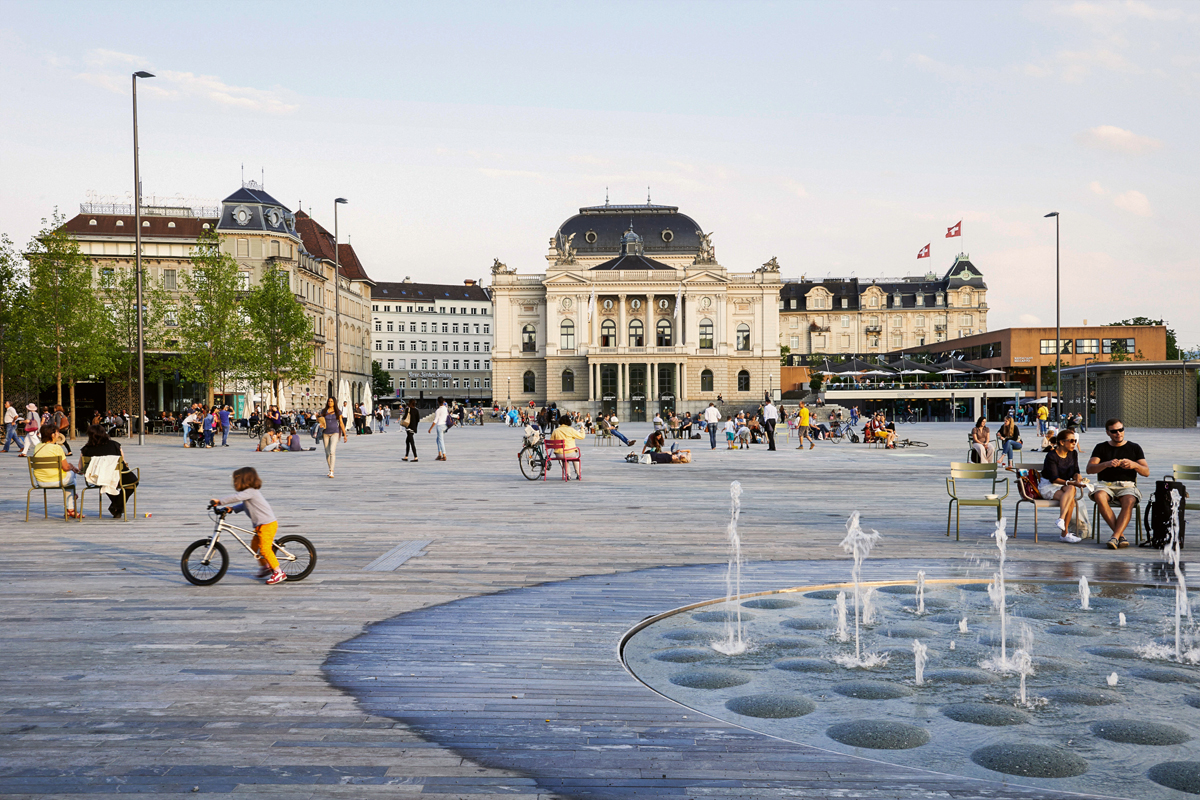 Vom ersten Tag an beliebt bei den Zürchern: An dem nach Plänen der Landschaftsarchitekten vetschpartner umgestalteten Sechseläutenplatz (Gesamtleitung Projekt opus one Architekturbüro Zach + Zünd) findet die Tagung statt.