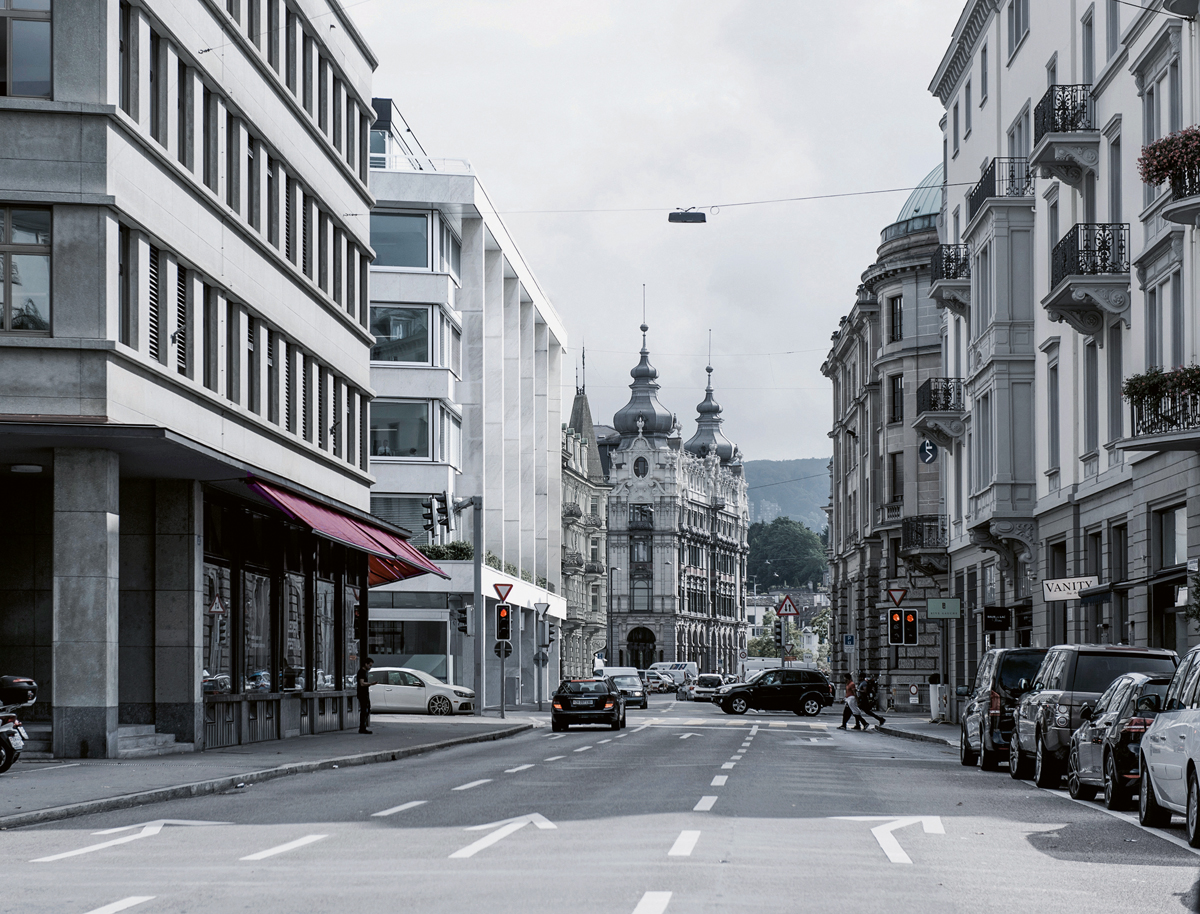 Der Hauptsitz der Zürcher Kantonalbank im städtischen Kontext: Die kraftvolle Stützenordnung der Fassade integriert sich gut in das Stadtbild.