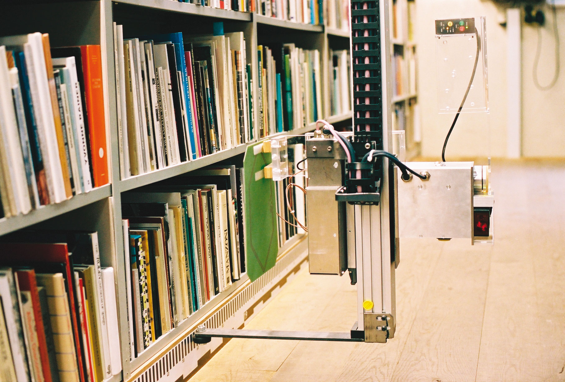 Pendant la nuit, deux robots enregistrent l’emplacement des ouvrages dans la bibliothèque