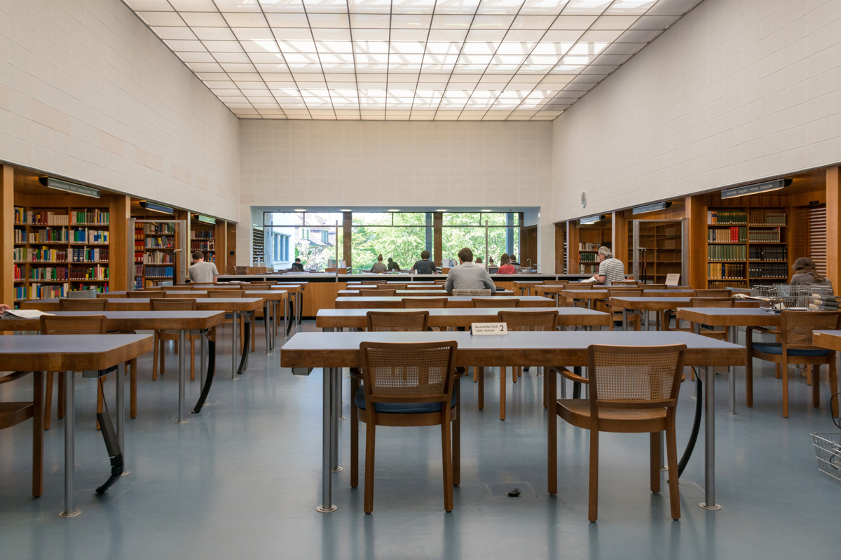 Der Lesesaal in der Schweizerischen Nationalbibliothek ist ein innenarchitektonisches Gesamtkunstwerk.