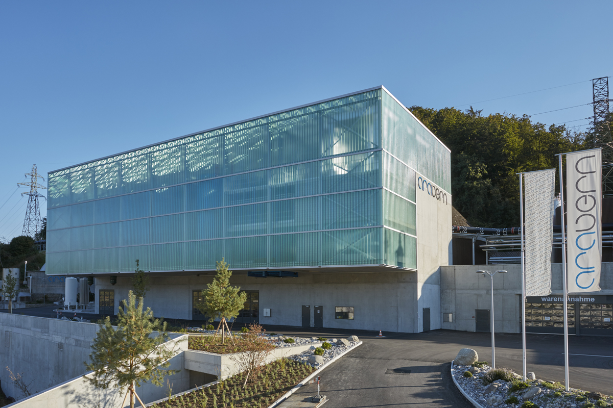 Der auskragende Trakt vom Neubau ist mit einer transparenten Glasfassade versehen. In diesem stehen die Silos, welche mit dem Trockengranulat befüllt werden. Der untere geschlossene Betonteil beinhaltet die Anlagen zur Schlammtrockung und weiteren Verfahrenseinrichtungen.