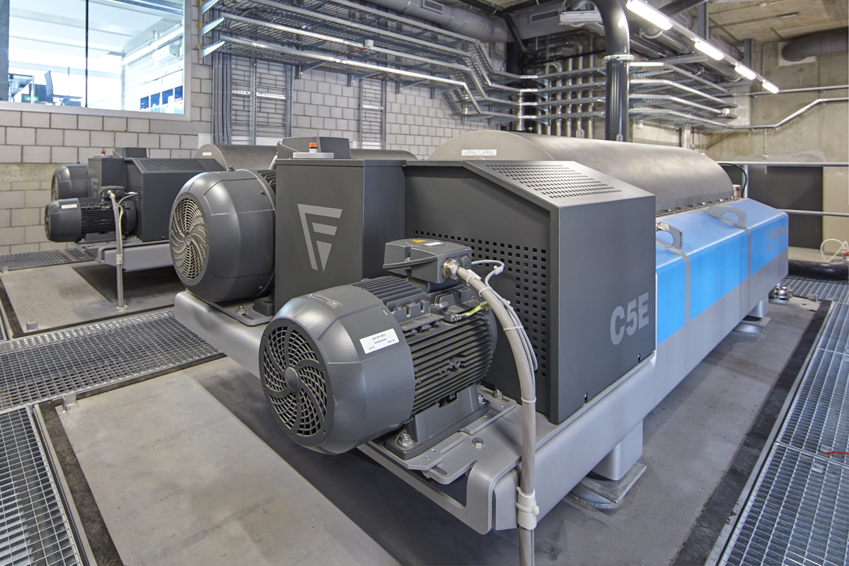 In Dekantern wird der ausgefaulte Klärschlamm entwässert, das Volumen reduziert und die Trockensubstanz von 4 auf über 33 % erhöht. Das gewonnene feststoffreiche Filtrat wird zur Siebung weitergeleitet. Das abgetrennte Wasser gelangt in die Rücklaufbehandlung.