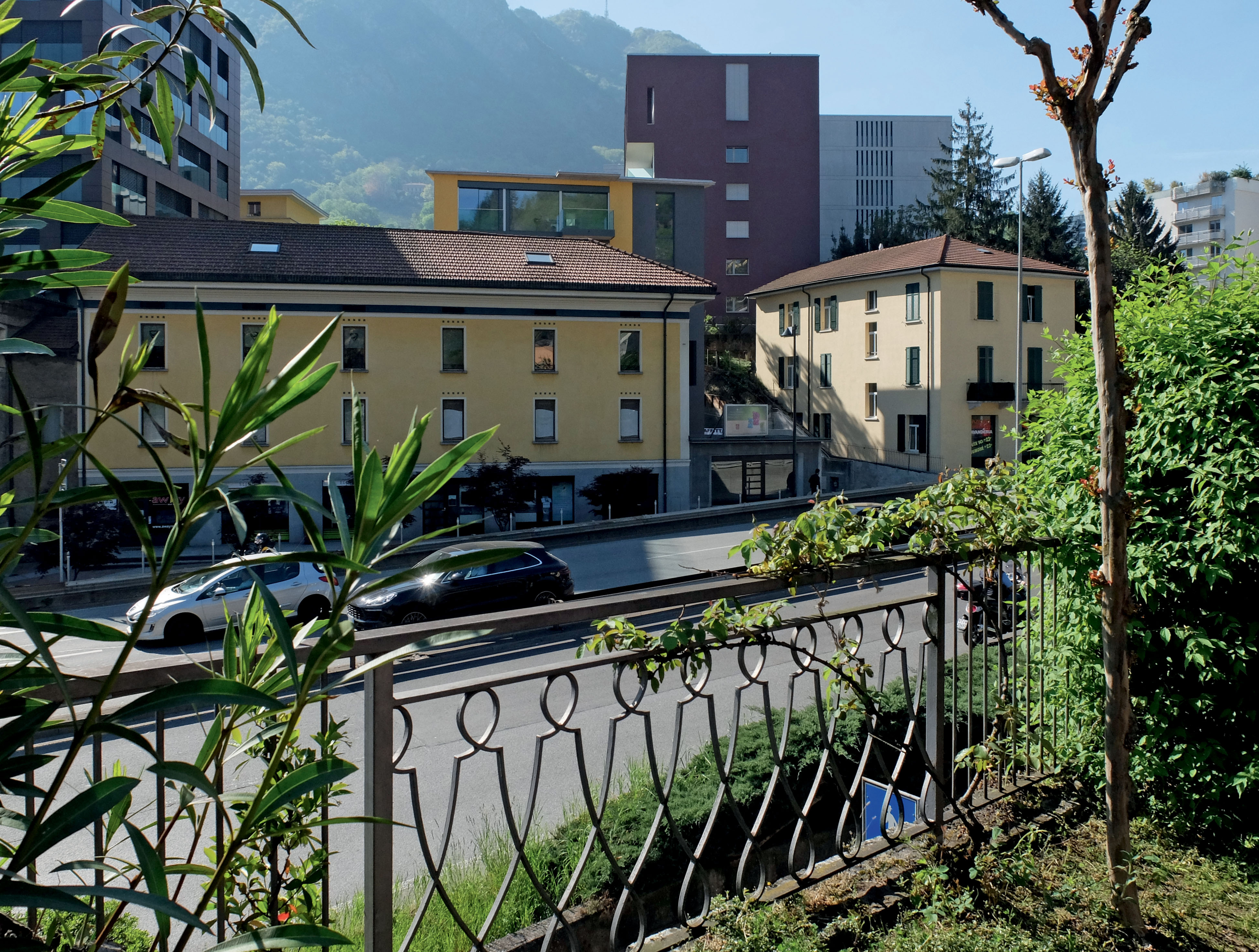 Il comune di Paradiso da anni sta radendo al suolo, edificio dopo edificio, i quartieri posti nella pianura e procedendo a un’intensa densificazione. Se si volesse verificare cosa significa densificare – in questo caso a tappeto – si potrebbero qui valutare i risultati volumetrici e spaziali, quelli positivi e negativi, e le contraddizioni e difficili convivenze tra i nuovi edifici e quelli esistenti. Il «caso Paradiso» meriterebbe di essere analizzato e valutato.