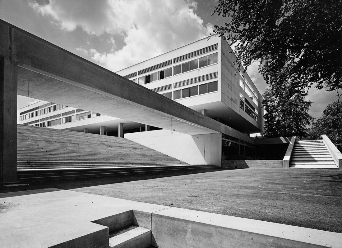 Schaders Hauptwerk, die Kantonsschule Freudenberg in Zürich, gilt als Manifest des Aufbruchs in den 1960er-Jahren.