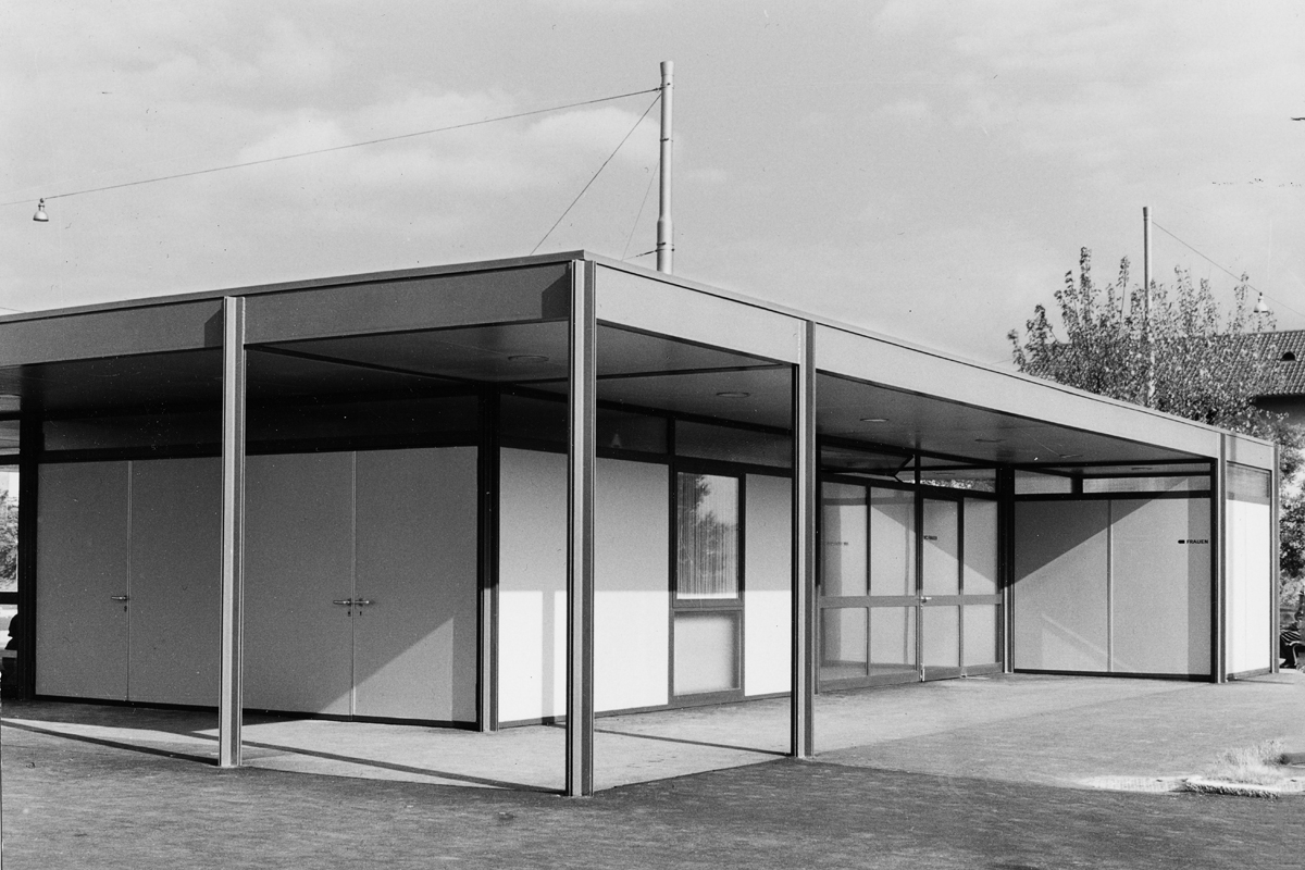 Mit dem 1956 fertiggestellten Verkehrspavillon am Bucheggplatz in Zürich konnte Jacques Schader die transparente Leichtigkeit der amerikanischen Pavillon­architektur umsetzen, der Einfluss von Ludwig Mies van der Rohe ist ersichtlich. Situation zur Entstehungszeit.
