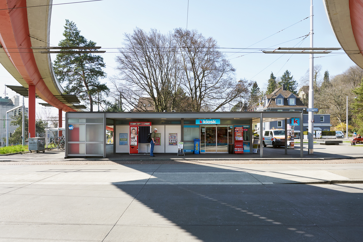 Situation heute: Mit dem 1956 fertiggestellten Verkehrspavillon am Bucheggplatz in Zürich konnte Jacques Schader die transparente Leichtigkeit der amerikanischen Pavillon­architektur umsetzen, der Einfluss von Ludwig Mies van der Rohe ist ersichtlich.