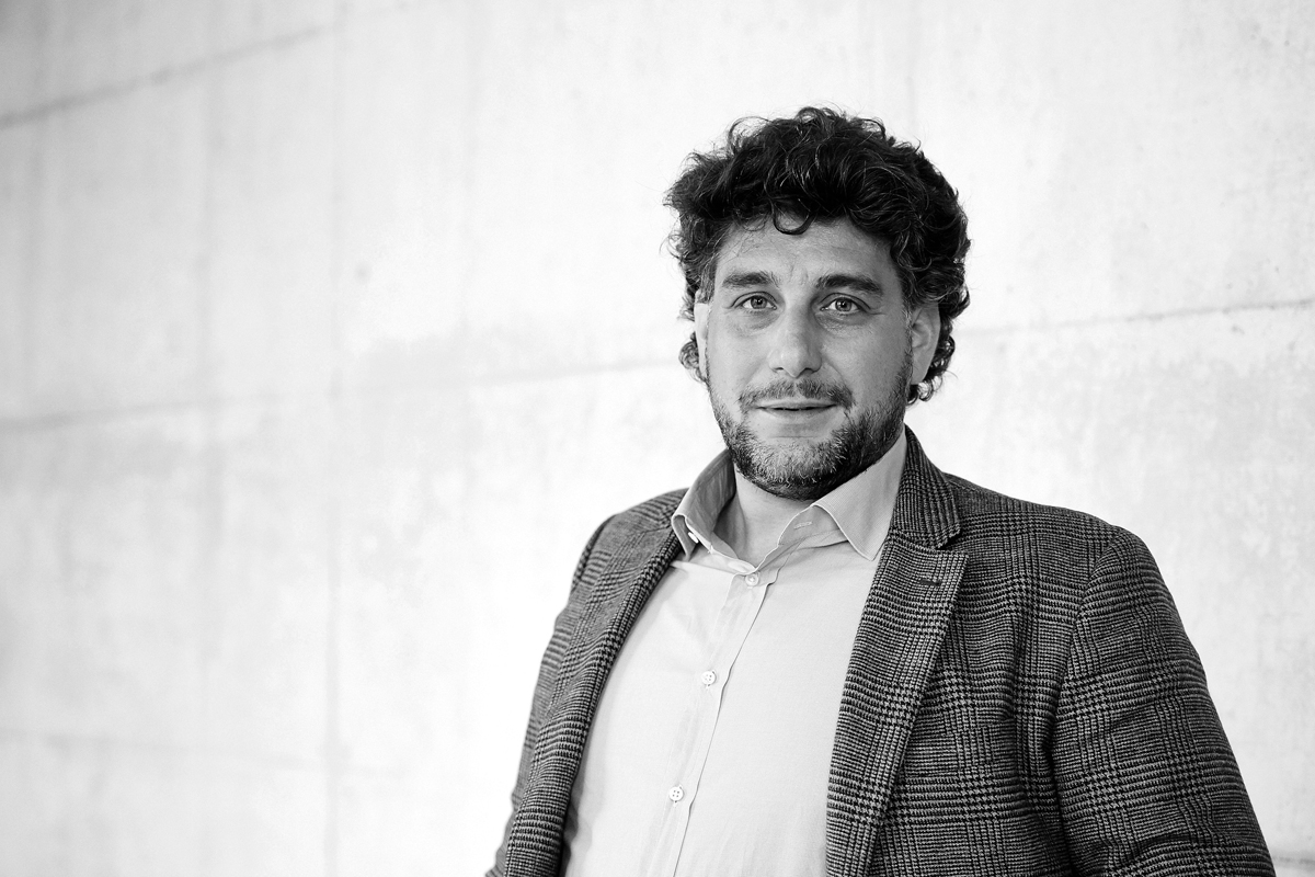Simone Tocchetti ist Bauingenieur FH und Architekt ETH. Der 37-Jährige führt sein eigenes Architektur- und Bauingenieurbüro mit Sitz in Zürich und Lugano. Zuvor war er unter anderem in Chicago als Entwurfsarchitekt bei S.O.M. sowie bei Bétrix &amp; Consolascio Architekten als Projektleiter tätig und als Entwurfsassistent am Lehrstuhl Giuliani &amp; Hönger. Er wohnt in Gandria (Lugano) und Zürich.