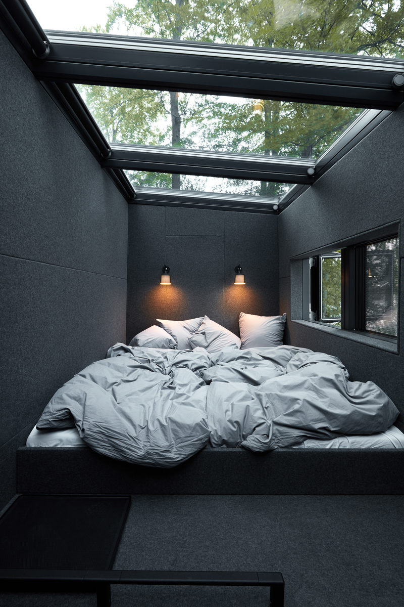 Das Bett befindet sich in einem der Dachhöcker mit Oberlicht.
