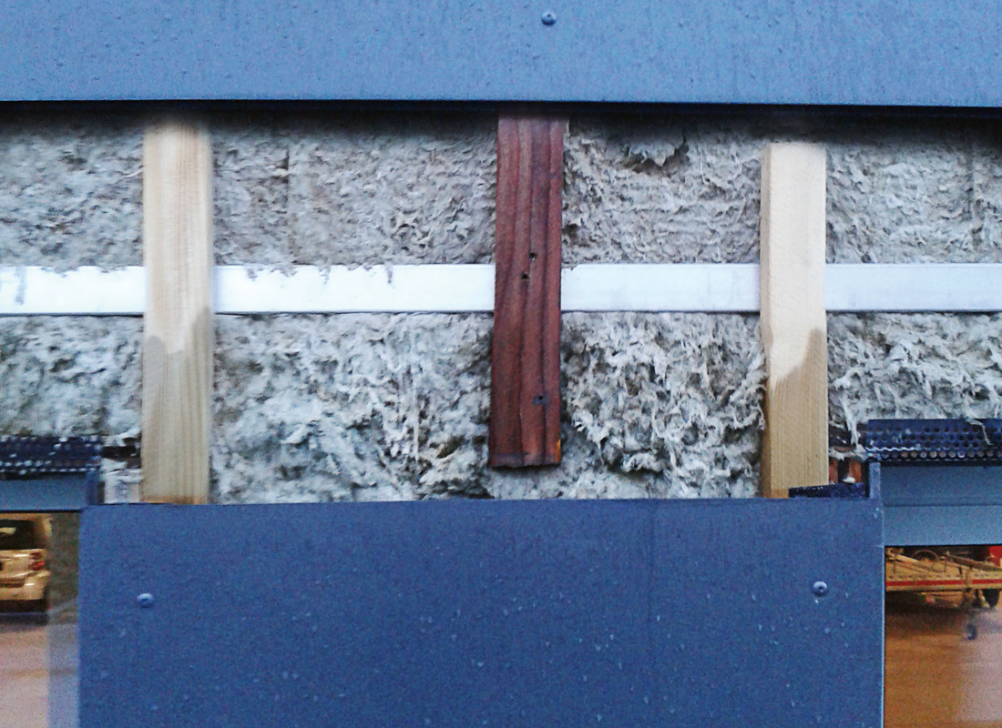 Durchnässte Holzlattung und Wärmedämmung trotz ­Hinter­lüftung: Die EPDM-Fugenbänder wurden nicht gemäss Herstellervorgaben montiert.
