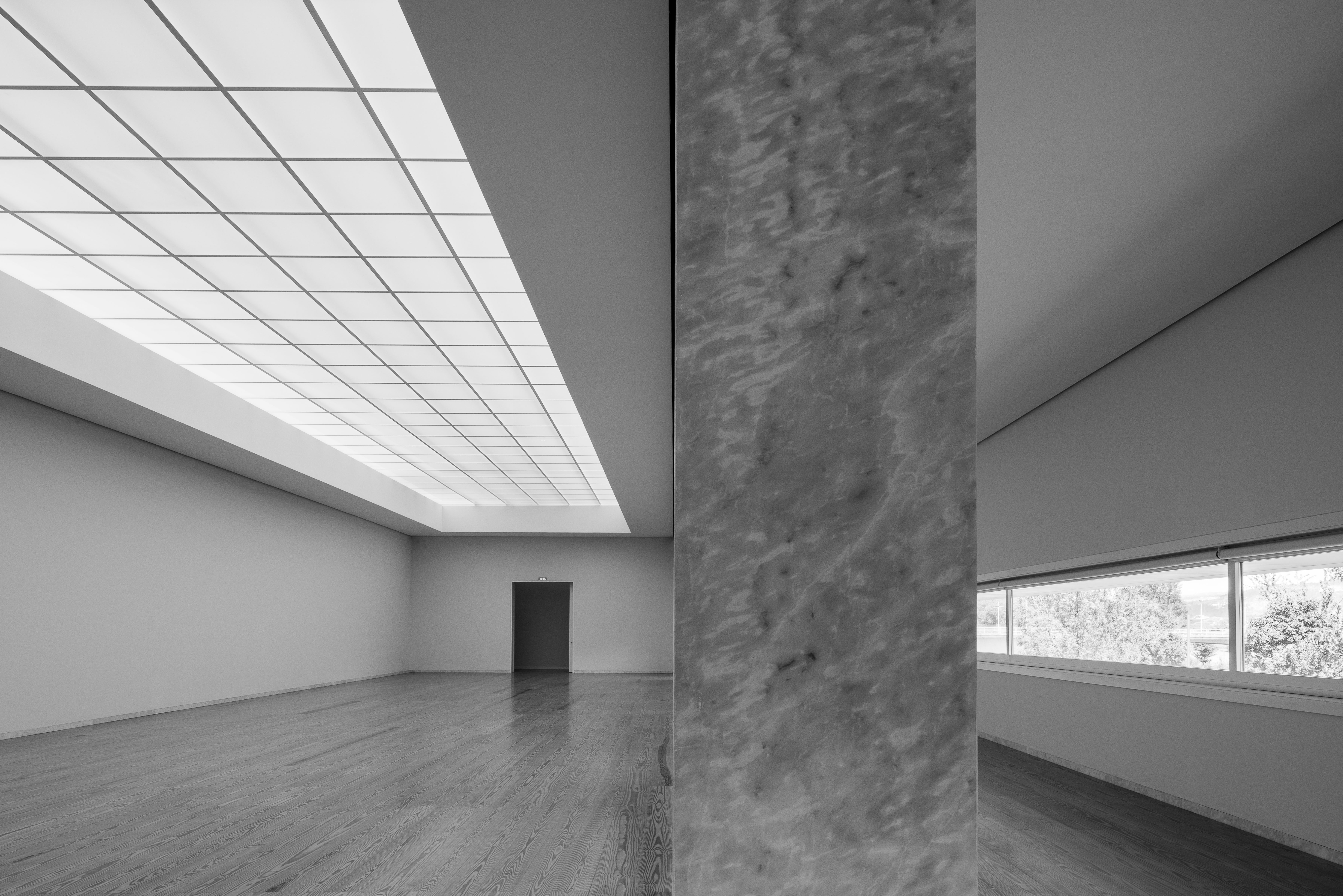 Álvaro Siza, musée Nadir Afonso, 2003-2016, vue sur la salle d’exposition à gauche et la fenêtre en bandeau, à droite