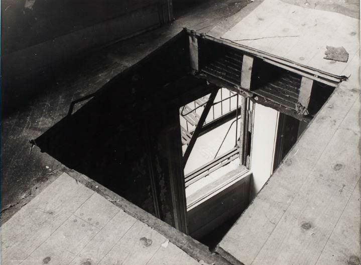 4. Gordon Matta-Clark, Bronx Floors, 1973, photogra- phies argentiques, 27,9 × 35,2 cm