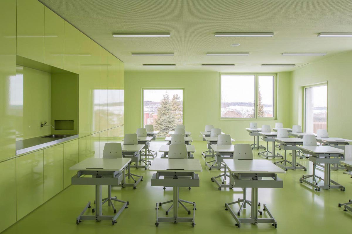Die Klassenräume sind ebenfalls in Hellgrün gehalten (Wand und Decke: NCS S 1020-G60Y; Boden: NCS S 1040-G60Y).