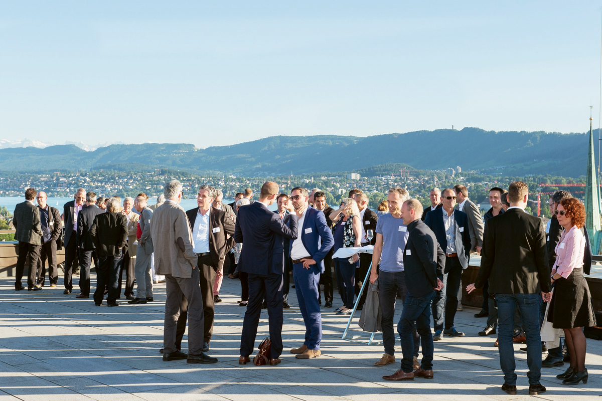 Dank perfektem Wetter konnten die SIA-Firmenmitglieder beim Netzwerken auf der Terassse des ETH-Dozentenfoyers eine grandiose Aussicht geniessen.