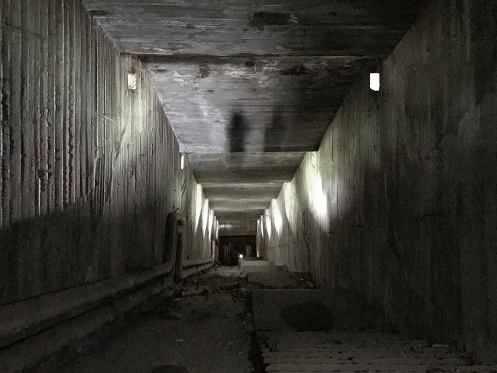 Eine Treppe im Monument führt hinunter zur ehemaligen Bibliothek. Früher war der Raum verkleidet.