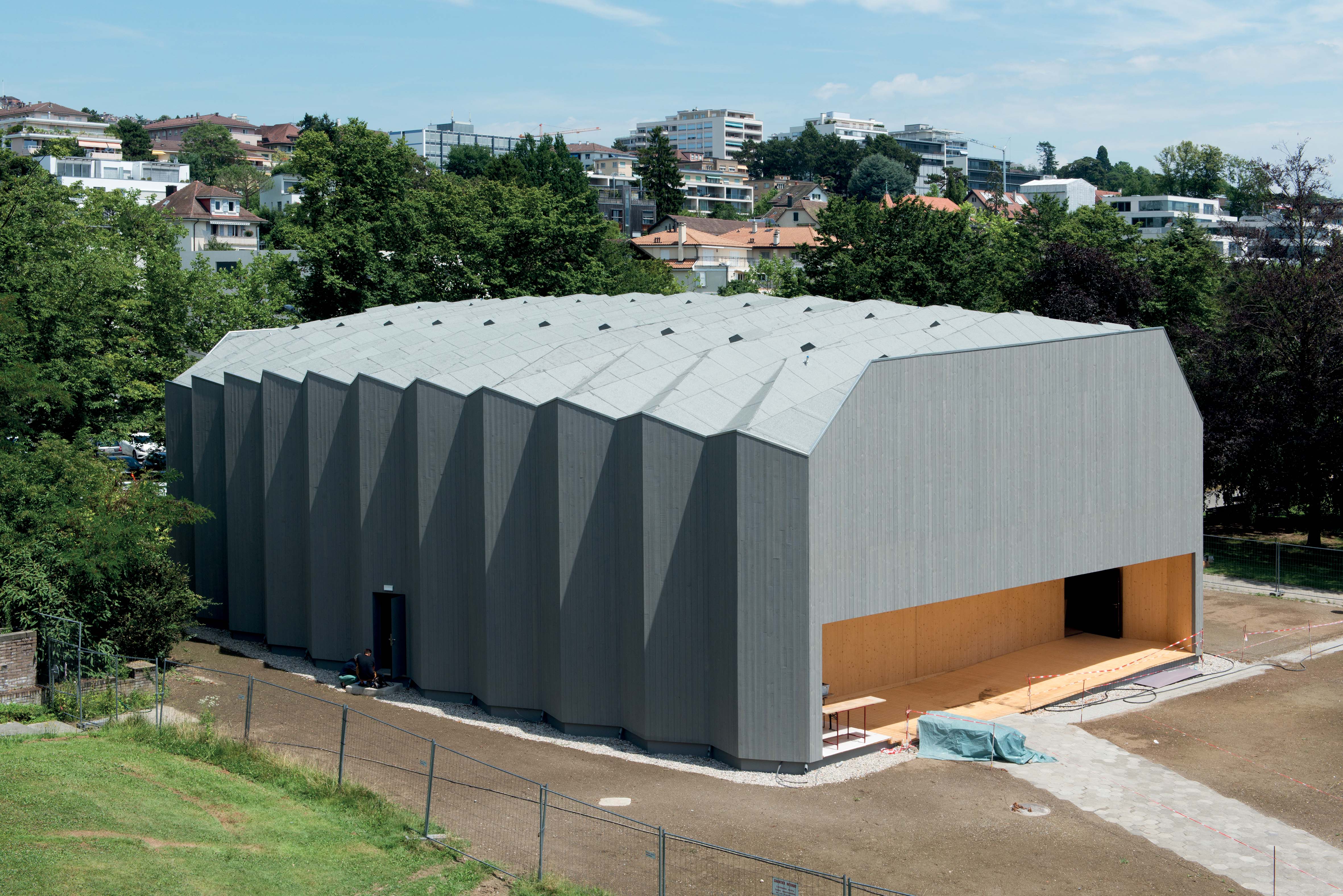 Vue extérieure du pavillon, 30 juin 2017. La lumière du jour fait varier les ombres sur les arêtes latérales, donnant au bâtiment une allure sculpturale.