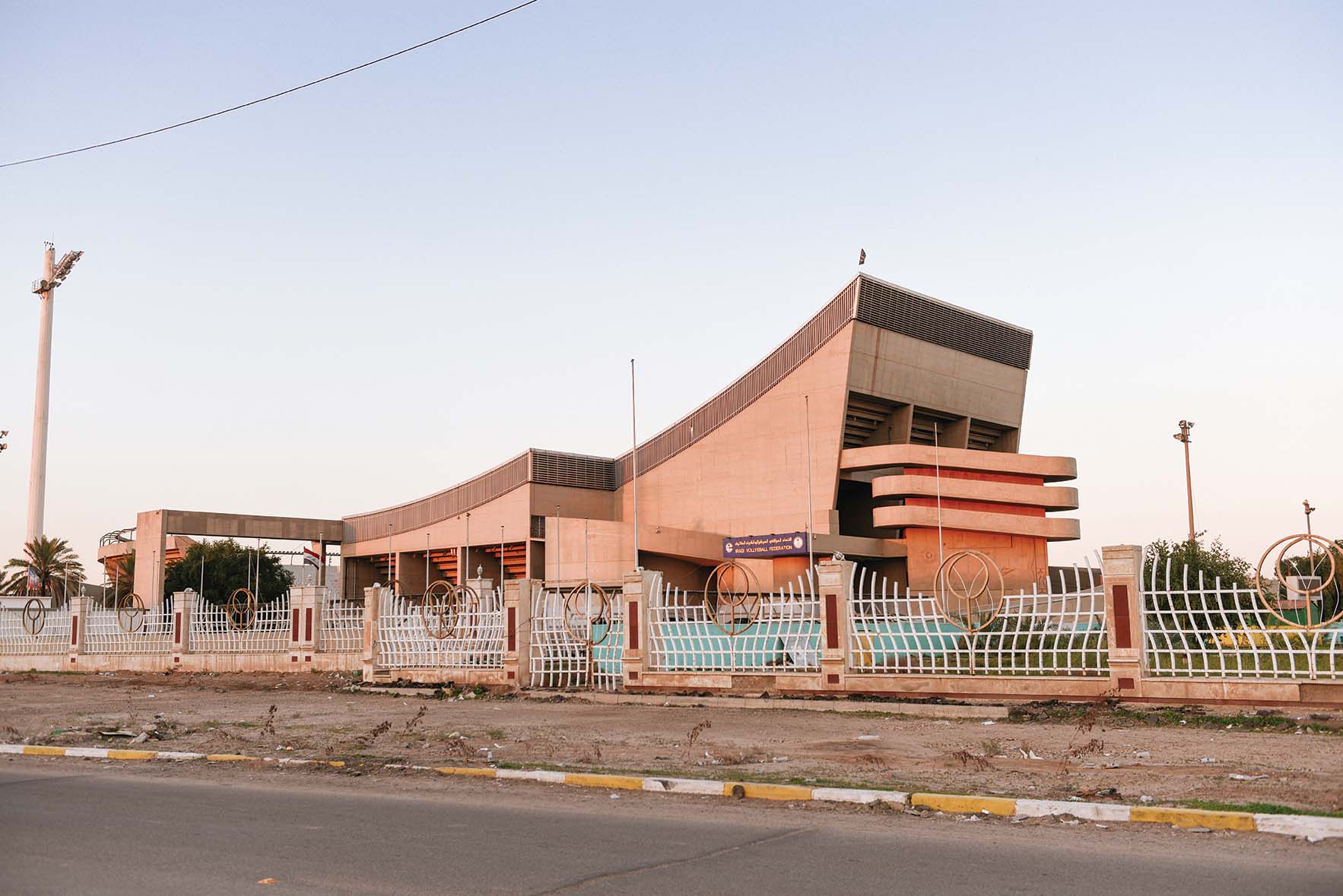 Gymnase à Bagdad, Irak. Conception par Le Corbusier et réalisation posthume entre 1978 et 1980
