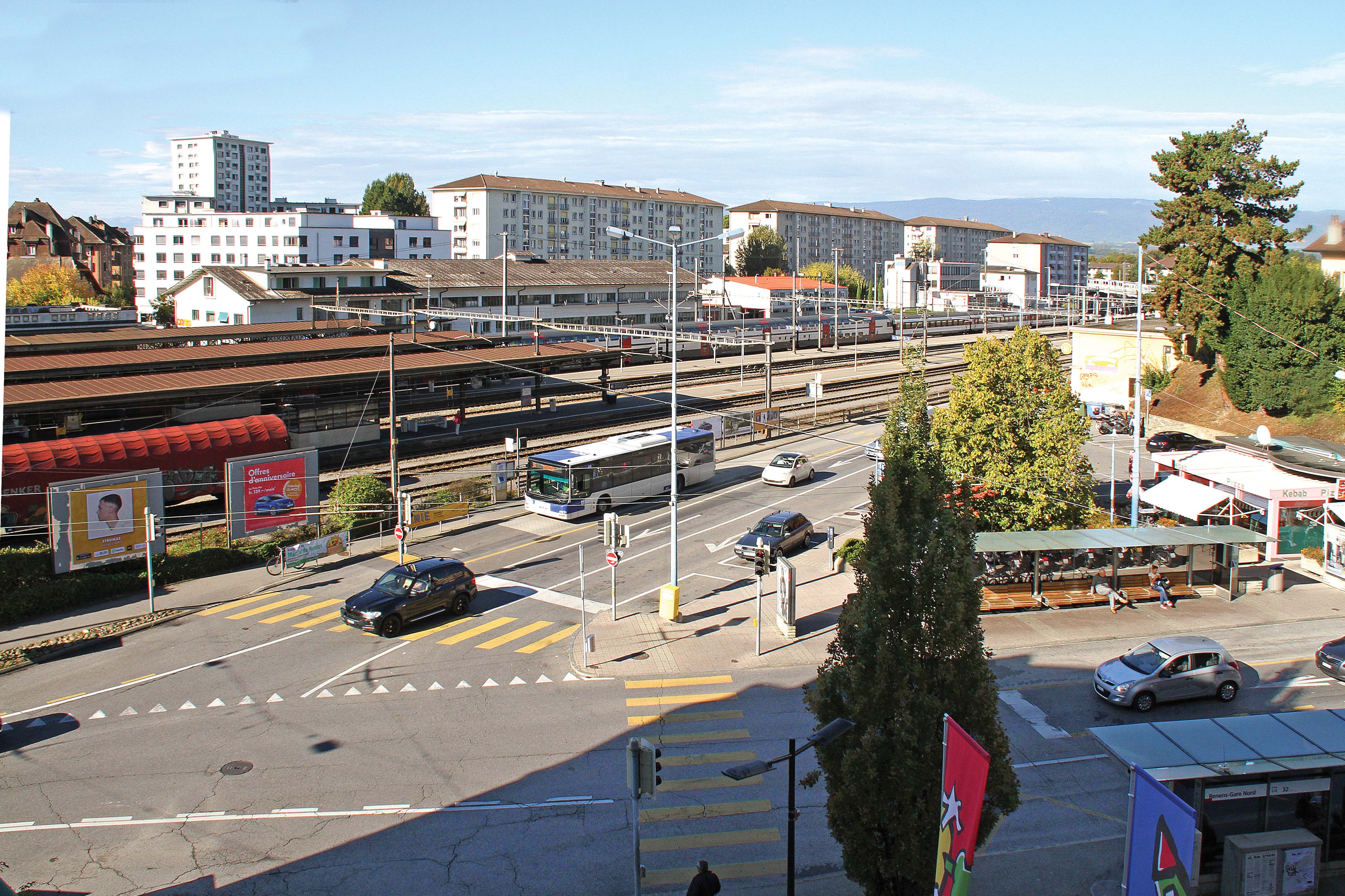 Aujourd’hui : au sud et au nord de la gare, les espaces sont peu qualifiés ; les traversées des voies se limitent à un passage inférieur étroit et sous-dimensionné au regard des flux qu’il accueille quotidiennement.