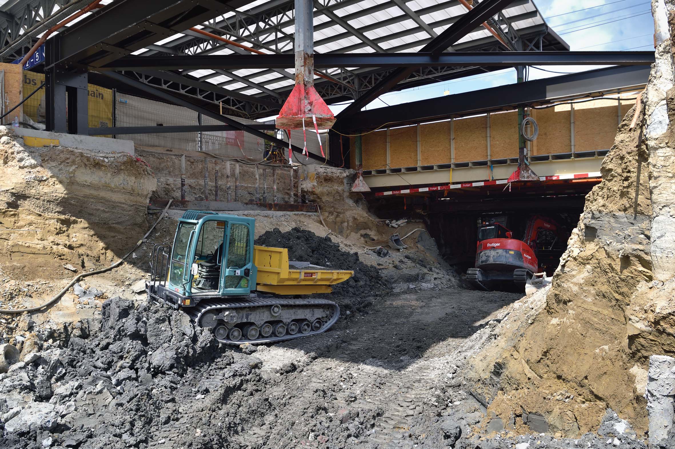 Creuse du passage inférieur au sud de la gare