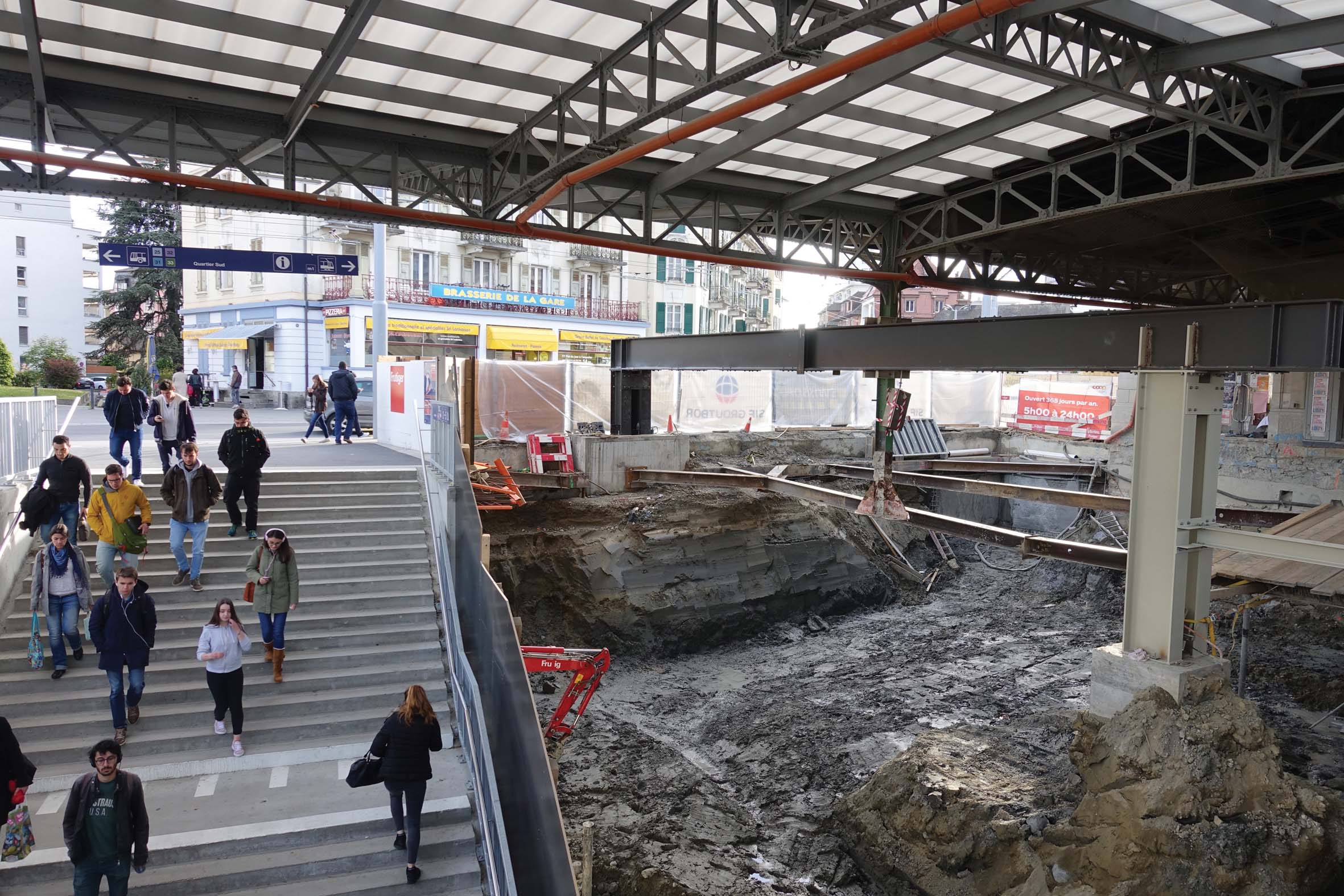 Alors que l’escalier au sud du passage inférieur est déjà réalisé, les travaux se poursuivent
