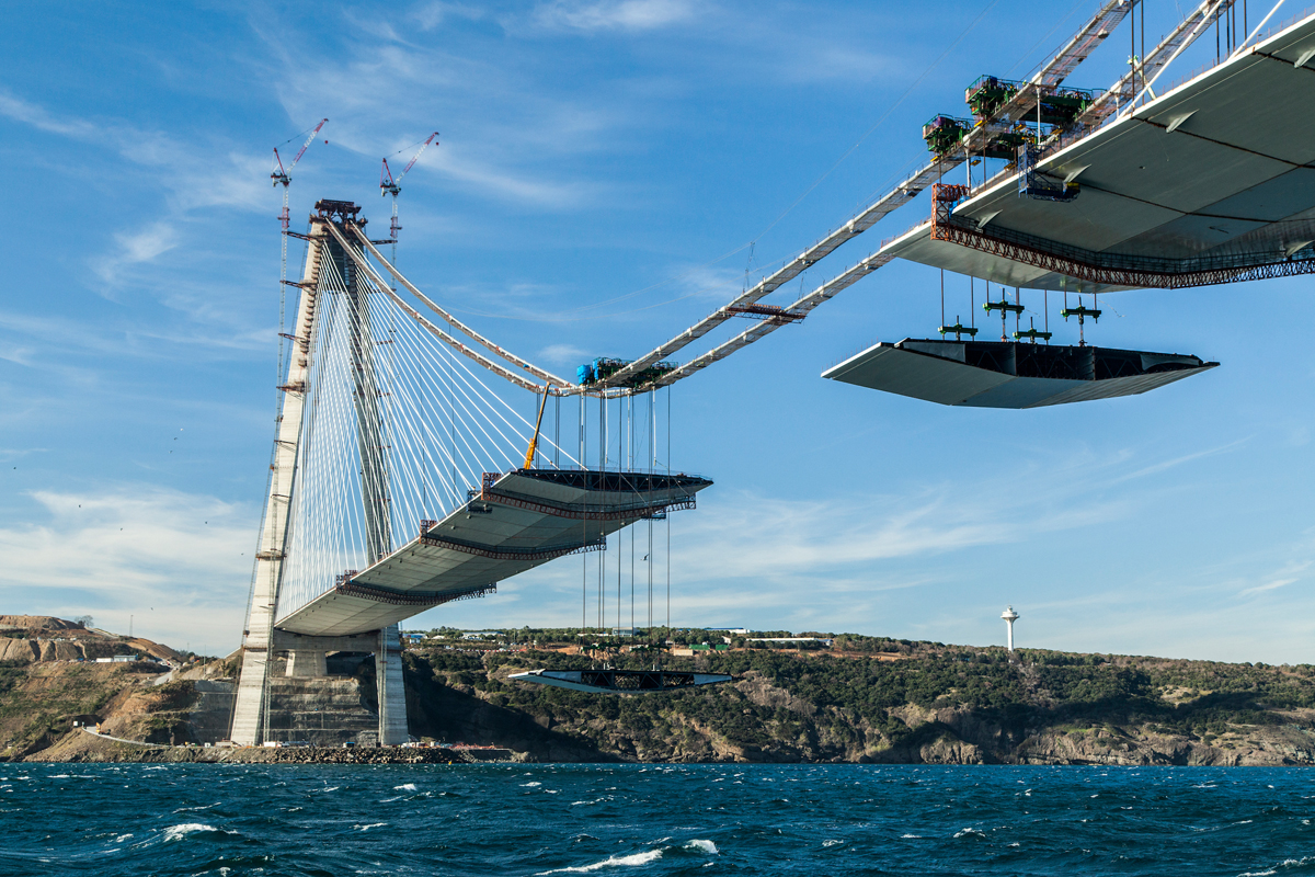 Jean-François Klein, T-engineering intl. (Genf) sind die Erbauer der Bahn- und Strassenbrücke über den Bosporus. Im Bild: Montage der Fahrbahnplatte.