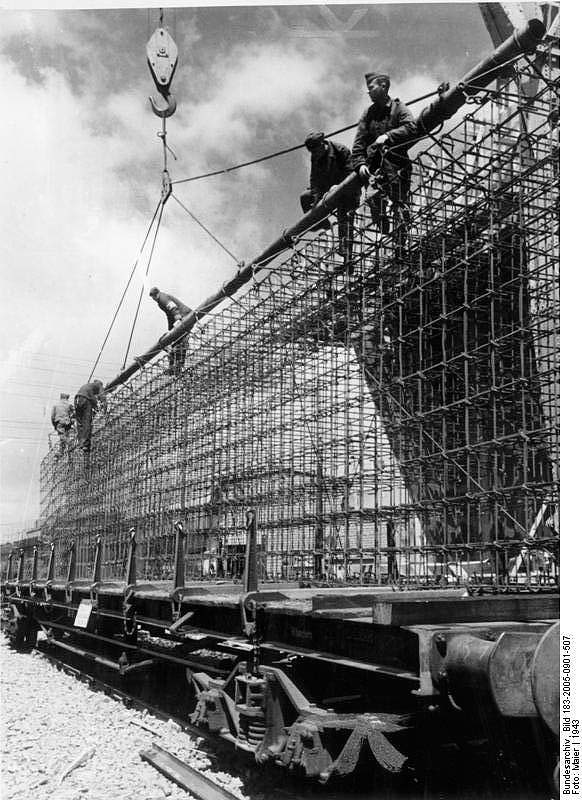Transport de treillis métalliques pour la construction du mur de l’Atlantique, 1943