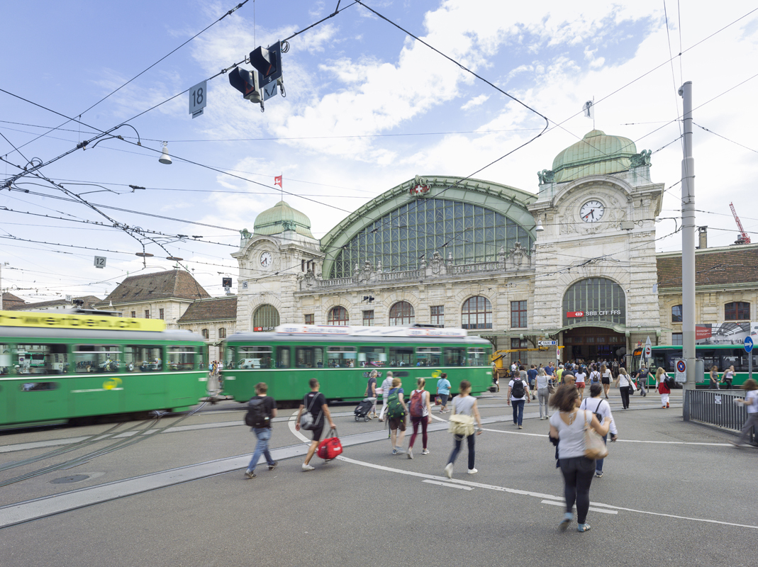 Die Kapazitäten der Infrastrukturen sind erschöpft, die Erreichbarkeit des Lebens- und Wirtschaftsraums Basel ist daher adäquat auszubauen. Am Bahnhof SBB ist der Centralbahnplatz, ebenso wie die Passerelle, sehr stark frequentiert. Die beiden Eingangstore sind zu Stosszeiten eigentliche Nadelöhre. Der Bahnhof SBB hat eine schwierige Lage, weil er sich am Rand des Zentrums mit umständlicher Anbindung an dieses befindet. Dazu kommt, dass es eine klar ausgebildete Rückseite gibt, an die das Gundeldinger