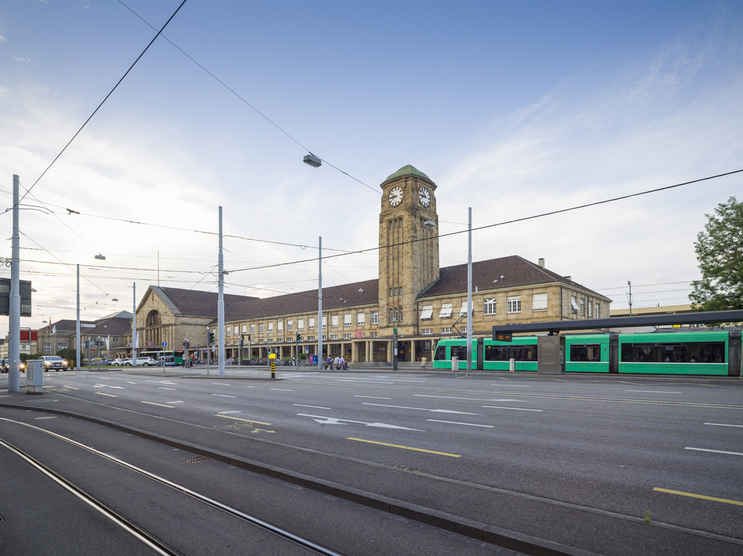 Am Badischen Bahnhof kommen von der Stadtmitte aus gesehen zunächst Güter- und Fernverkehrszüge an und auf den hinteren Perrons die S-Bahn. Heute werden die Perrons lediglich von der Stadtseite erschlossen. Mit der Verlängerung der Unter führung nach Osten bekommt die dortige Quartierbevölkerung einen direkten Anschluss. Das ist entscheidend für die weitere Entwicklung der Stadträume im Osten. Da ist das Potenzial sicher noch nicht ausgeschöpft. Mit dem Ausbau der S-Bahn stellt sich generell auch i