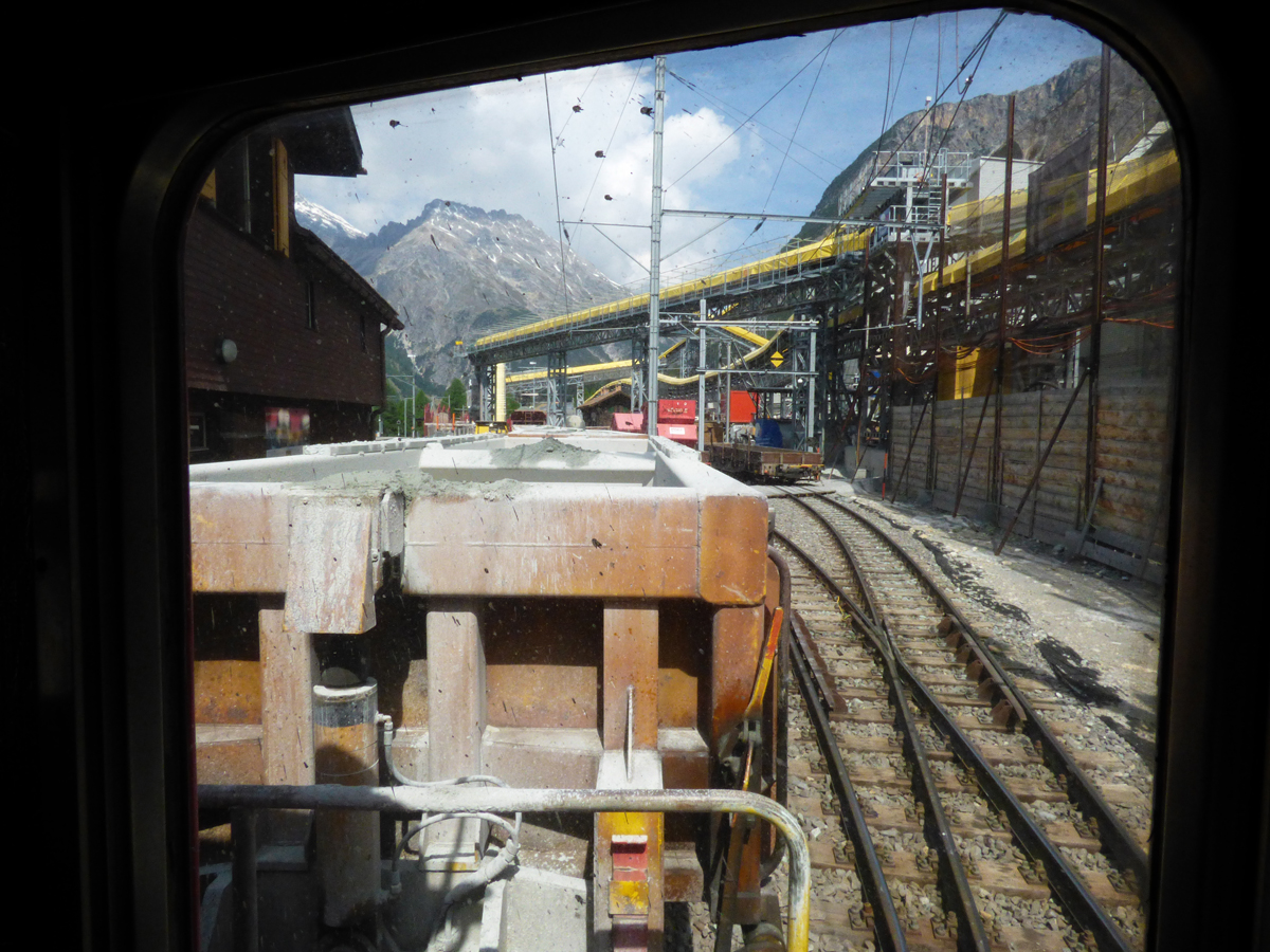 Einfahrt des Albulasprinters in den bestehenden Tunnel. Er dient zum Abtransport der Gesteine und ist auf den normalen Bahnverkehr abgestimmt.