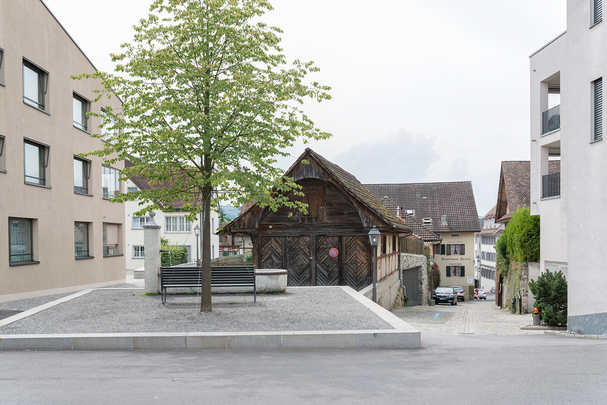 Stadteingang und Freiraum: Mit der Gewerbe- und Wohnüberbauung Mühle von Graber &amp; Steiger Architekten wurde sowohl die Stadtmauer nach aussen in einer zeitgemässen Form ergänzt als auch nach innen der öffentliche Platz gefasst und gestaltet. In diesem Zusammenhang wurde auch das historische Spritzenhäuschen renoviert.