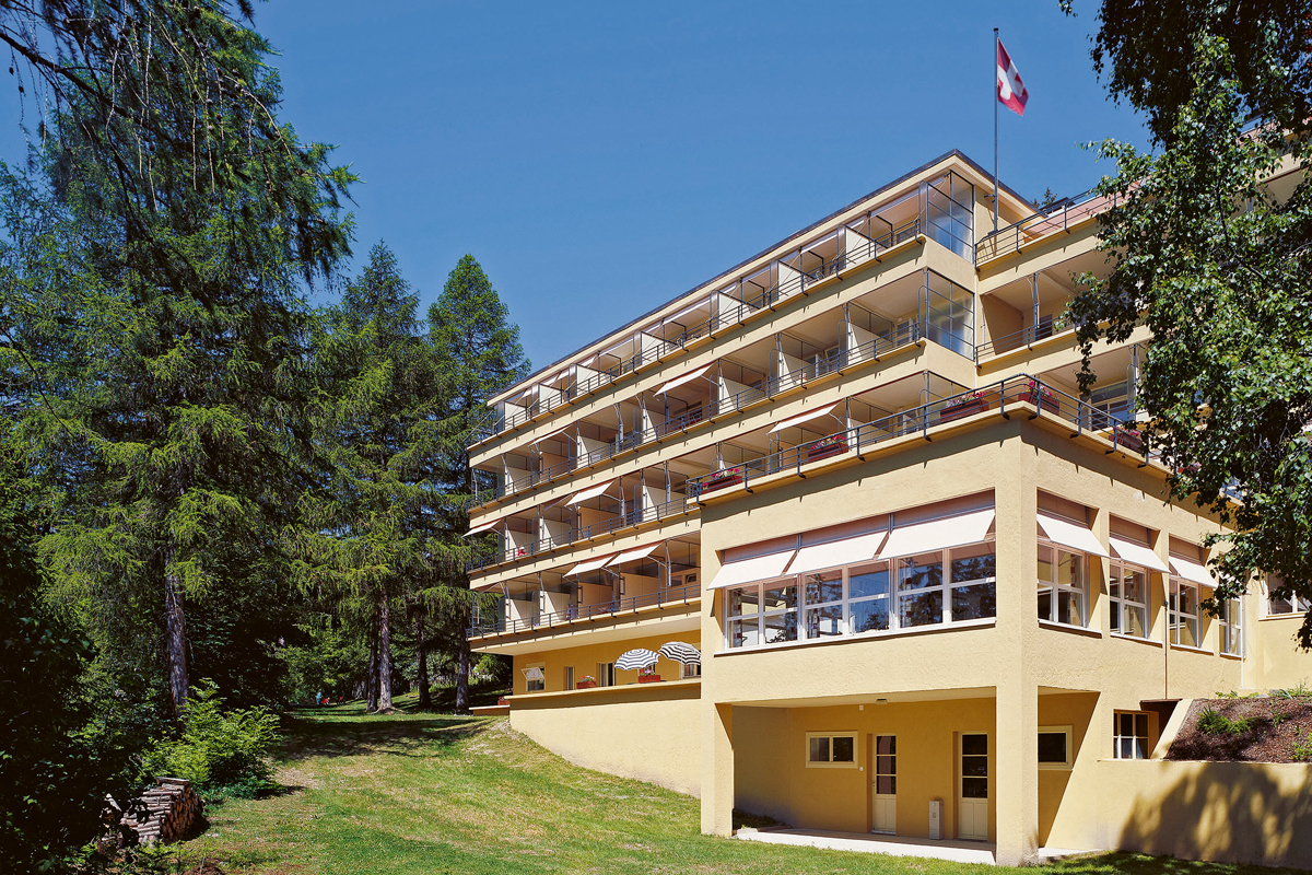 Wie im Originalzustand: die ockerfarbig verputzte Jugendherberge «Bella Lui» in Crans-Montana.