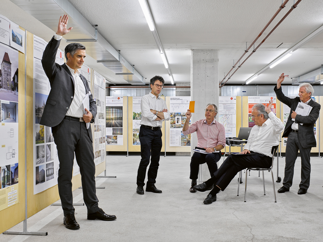 Auf der Suche nach dem besten Projekt: Die Jury tagt und diskutiert. Hier jene der Auszeichnung «Umsicht – Regards – Sguardi 2017» des SIA.