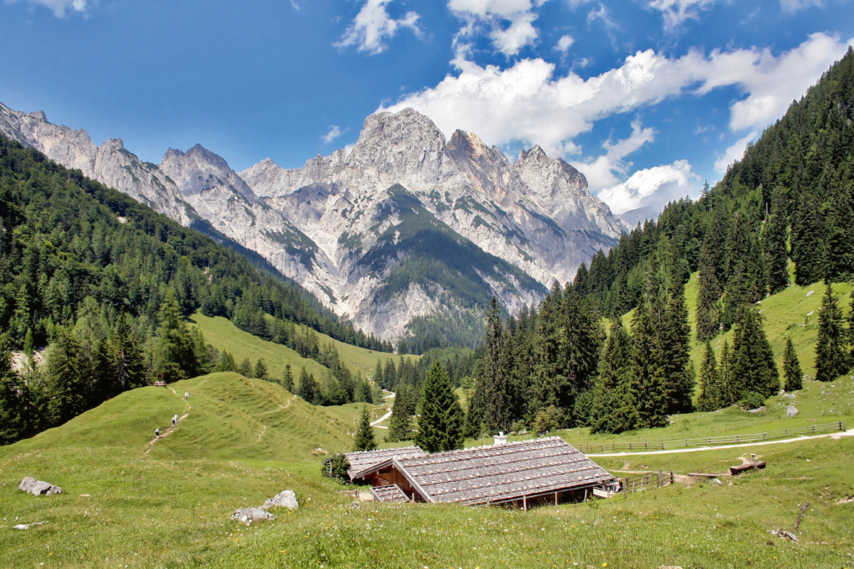 Ansicht auf Bindalm und Mühlsturzhörner: Die Wildnis im Nationalpark und die Gastfreundschaft der benachbarten Alpbetriebe sind wichtige Anziehungspunkte für die vielen Wandertouristen.