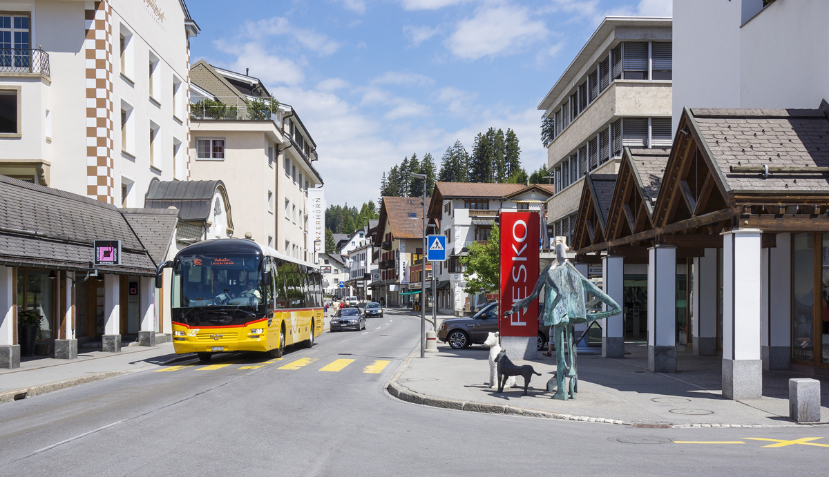 An der Hauptstrasse durch den Hauptort Lenzerheide mit den beiden Hotels Schweizerhof und Lenzerhorn.