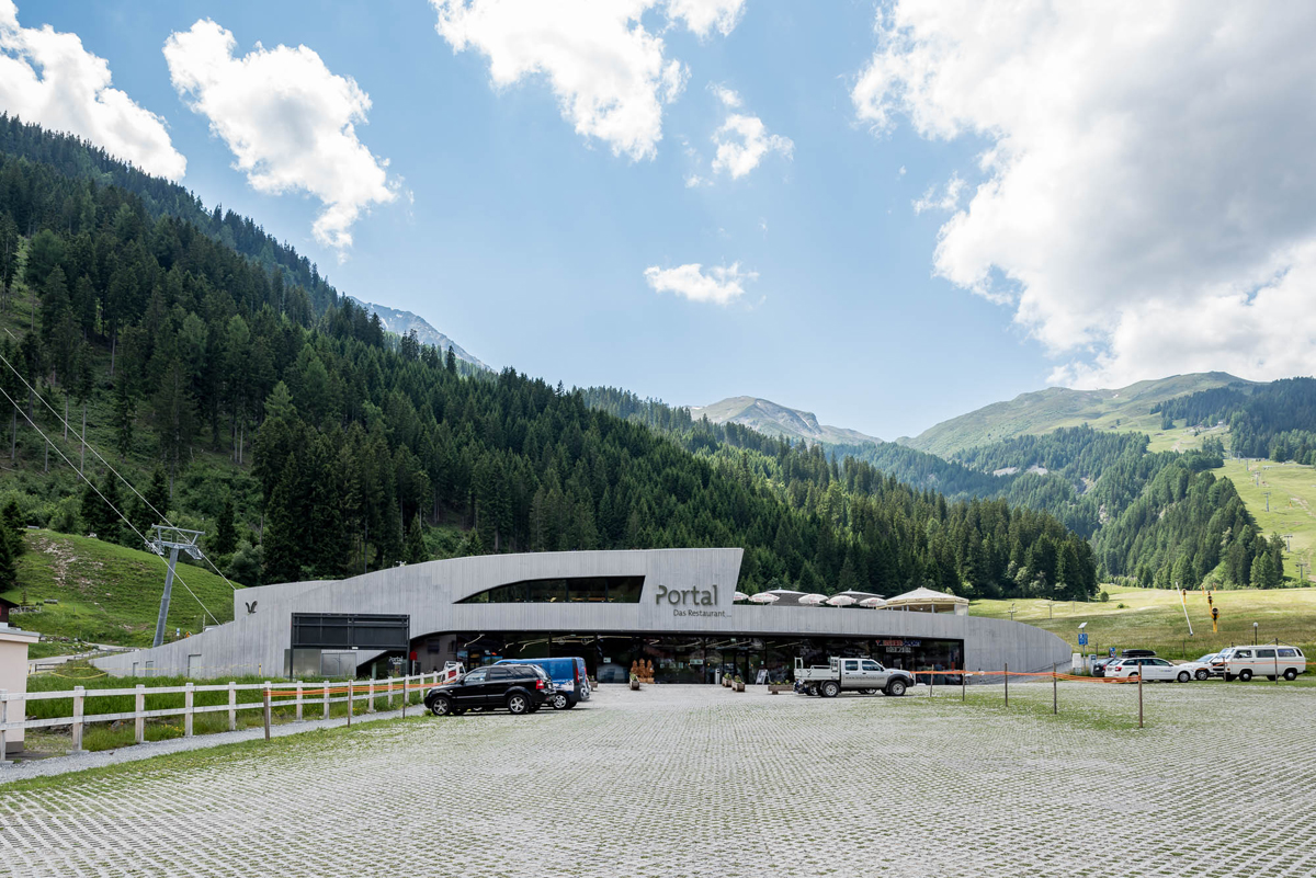 Talstation der Panoramabahn und Portal des Skigebiets Lenzerheide-Arosa in Churwalden.
