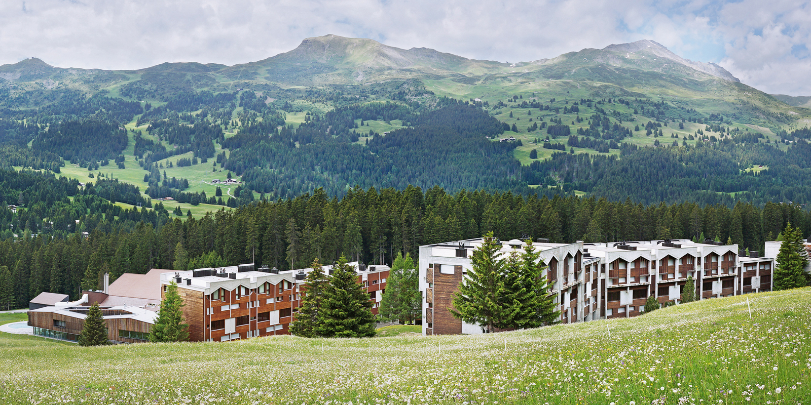 Neue Ferienresorts werden in der Lenzerheide kritisch beäugt. Die rund 40-jährige Feriensiedlung «Soleval» darf dagegen als selbstbewusster Zeitzeuge der alpinen Tourismusarchitektur wahrgenommen werden.