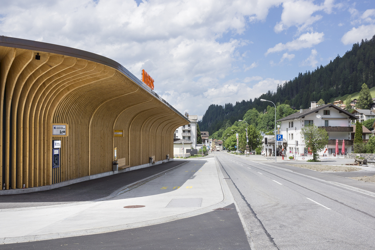 Attraktiver Holzbau: Busterminal und Einkaufsladen neben dem Portal Churwalden.