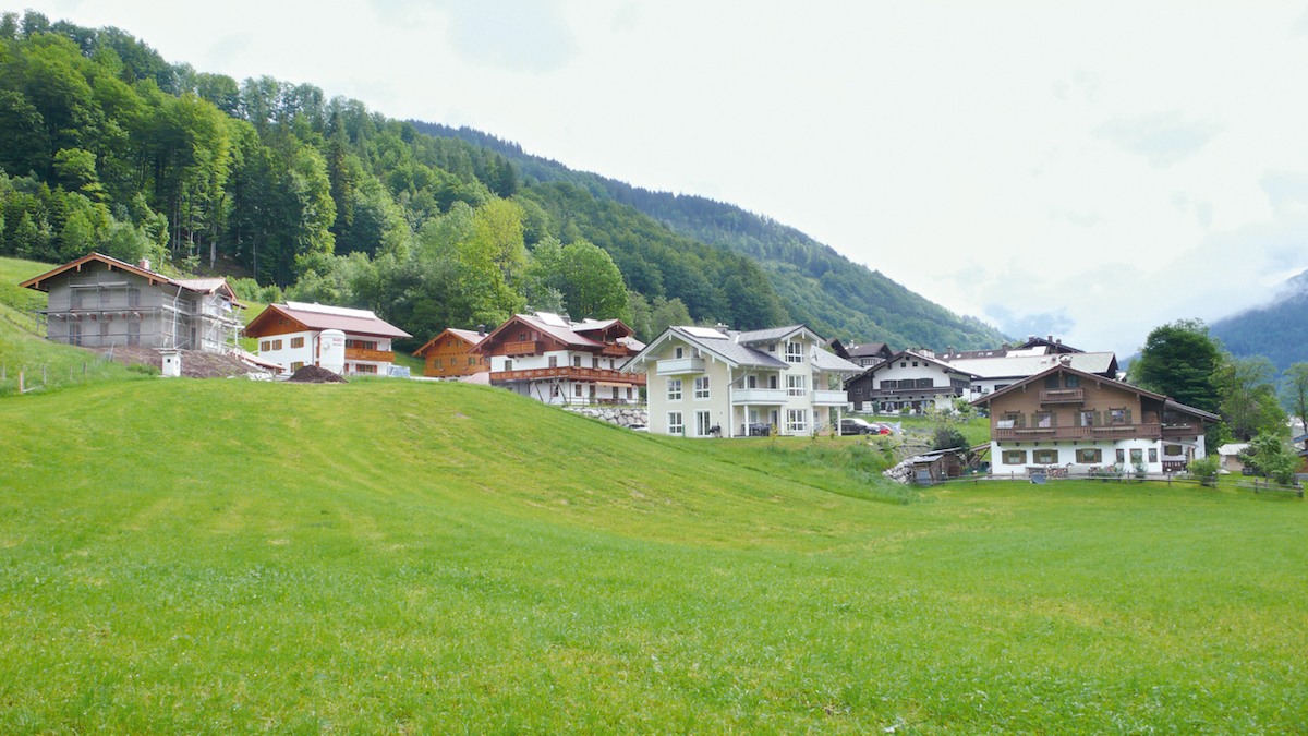 Bergsteigerdörfer zeichnen sich durch eine überschaubare Entwicklung und eine funktionierende Versorgungsstruktur aus (Blick auf den Ramsauer Ortsteil Am Forstamt).