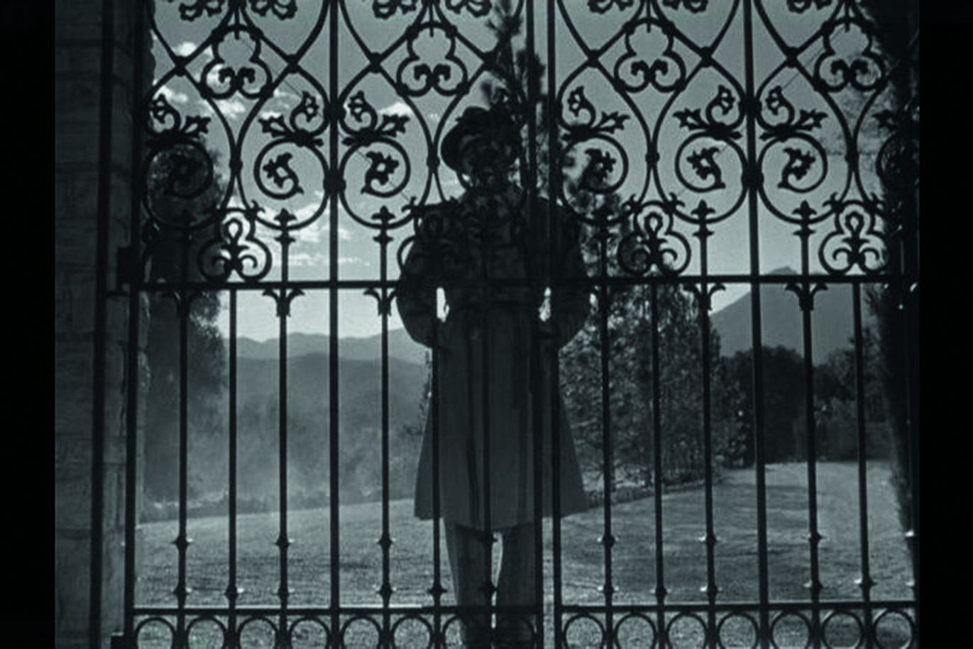 Un fotogramma da Le catene della colpa di Jacques Tourneur, 1947: l’inferriata ribadisce visivamente che l’eroe è in trappola.
