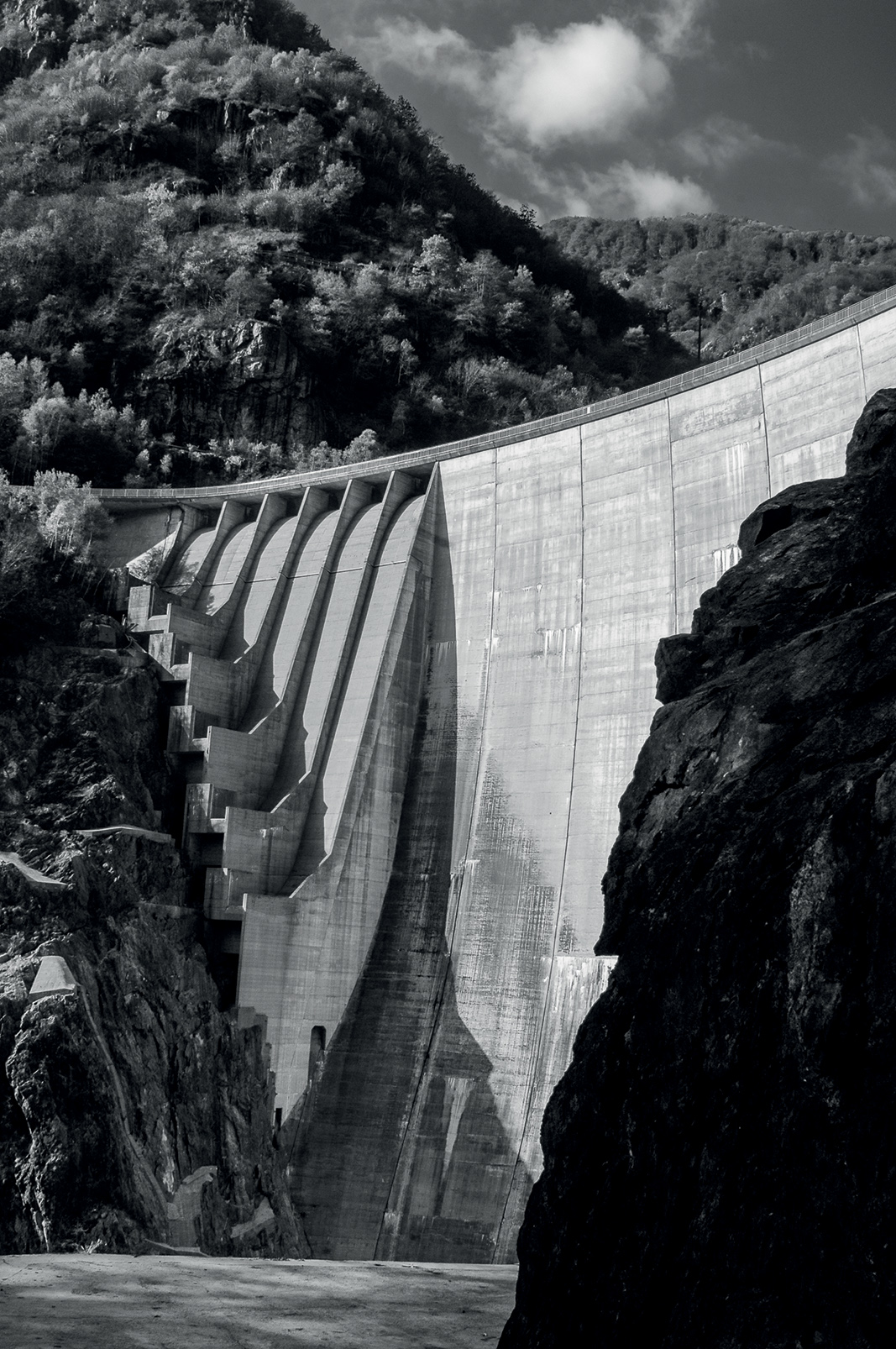 Un omaggio all’ingegnere Giovanni Lombardi. La diga ad arco della Verzasca – alta 220 metri e lunga 380 metri – realizzata tra il 1957 e il 1965, è una delle opere più straordinarie degli anni Sessanta. È una realizzazione i cui valori si dilatano ben oltre quelli dell’ingegneria, sono valori architettonici, se non scultorei nella modellazione del cemento armato.