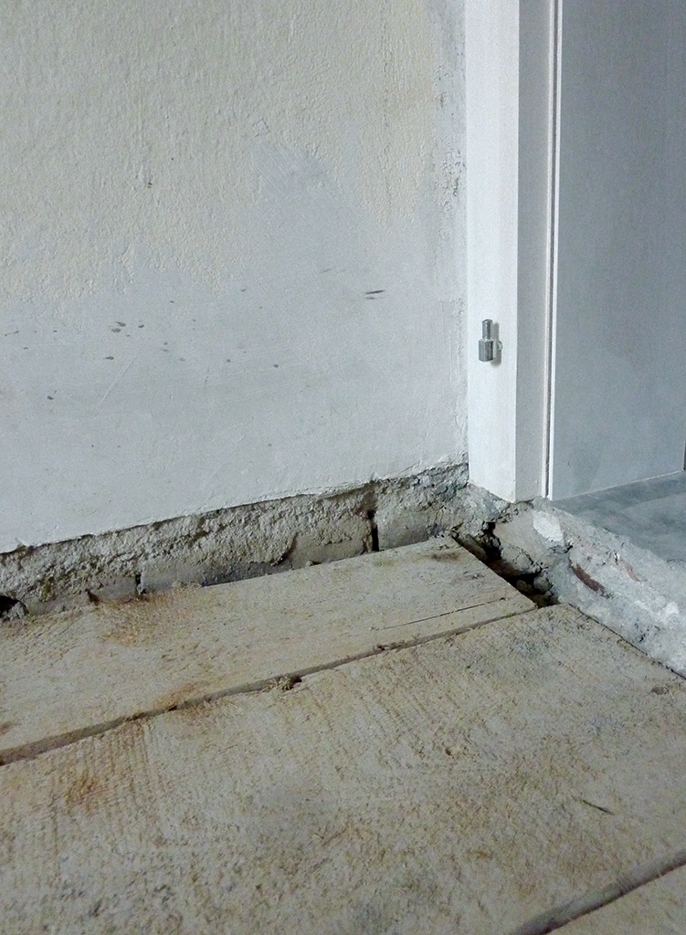 Pavimento con rivestimento completamente rimosso con travetti a vista.