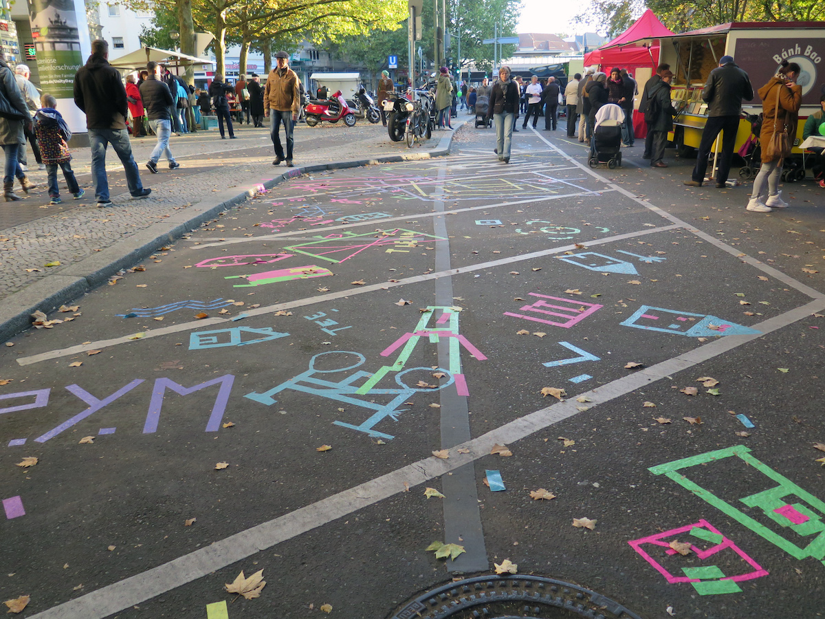 Wie können Autoverkehrsflächen gerechter verteilt werden? Bundesplatz, Berlin (2015).
