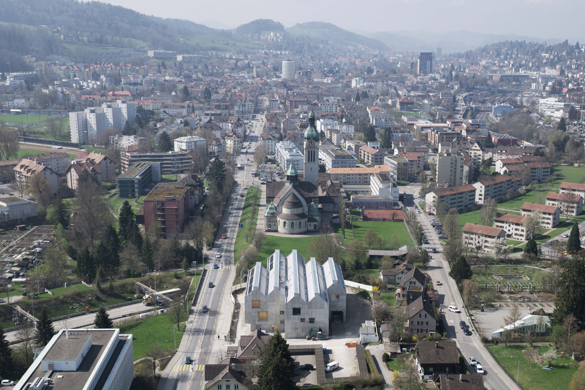 Naturkundemuseum mit St. Maria Neudorf im Hintergrund und einem Teil des botanischen Gartens rechts.