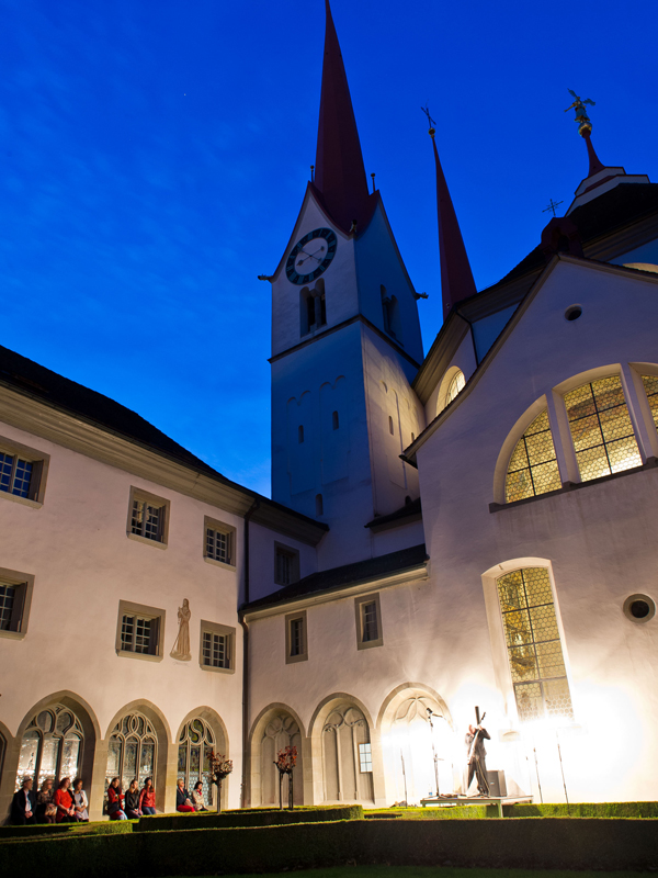 Das ehemalige Kloster Muri erweitert sein Ausstellungsangebot. Letzten Oktober ist im Singisenflügel das Museum für medizinhistorische Bücher eröffnet worden; die Objekte, darunter Originalwerke von Paracelsus, stammen aus der Privatsammlung des Aargauer Mäzens Franz Käppeli. Auf Ende 2018 ist derweil die Wiedereröffnung der Ausstellung über den Landschaftsmaler Caspar Wolf geplant, der im 18. Jahrhundert in Muri geboren ist. Seine Gemälde aus den Schweizer Alpen gehören zu den bedeutendsten Werke