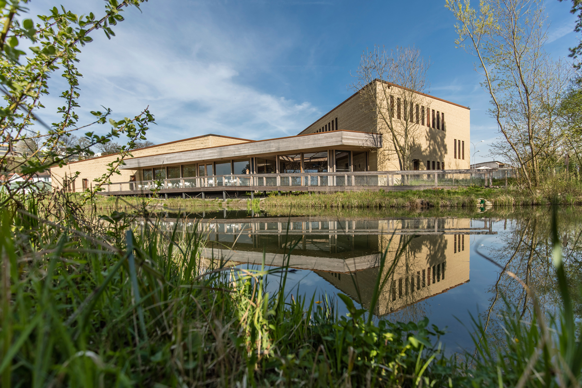 Das Besuchszentrum der Vogelwarte Sempach hat bei der Vergabe des «European Museum of The Year Award EMYA» 2017 den Nachhaltigkeitspreis erhalten. Hervorgehoben wurden das aussergewöhnliche Ausstellungskonzept und die ökologische Umsetzung. Das Gebäude und die Ausstellung sind bauökologische Pionierleistungen, unter anderem mit dem Einsatz von Lehm. www.vogelwarte.ch/de/besuch