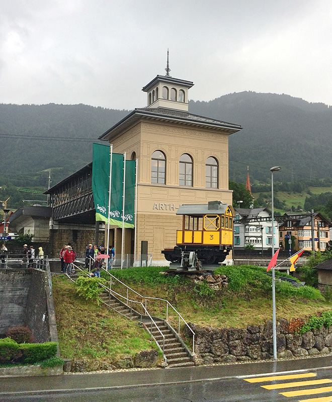 Der Hochperron der Arth-Rigi-Bahn wurde vor 120 Jahren erbaut. Nun ist die erstmals umfassende Sanierung abgeschlossen. (Im Bild mit einem historischen Triebwagen.)