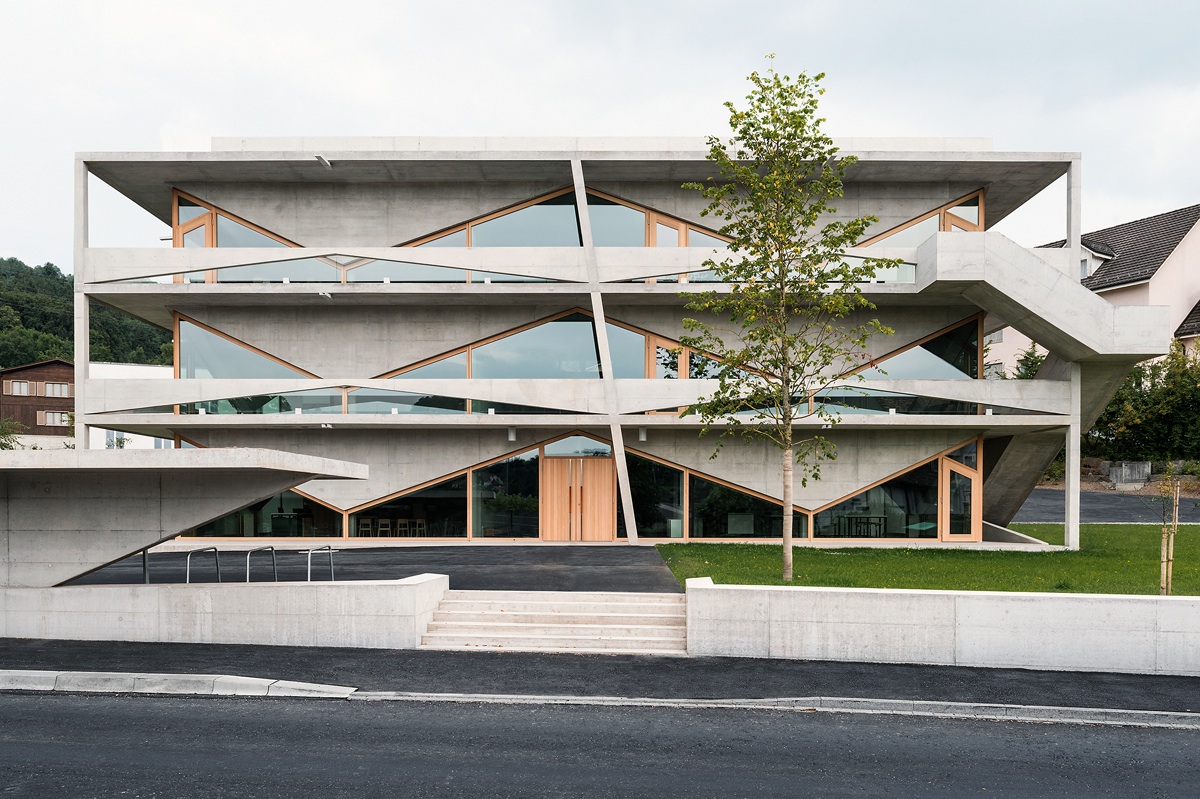 Die Fassade ist expressiv, ohne formalistisch zu sein: Der gezielte Materialeinsatz und die Gegensätze massiv filigran ergeben sich aus den Kraftflüssen. Sämtliche Bauteile der äussersten Schicht des Gebäudes sind tragend ausgebildet. (Foto: Schaub Stierl